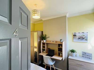 Charming 5-Bedroom House – Ideal for Professionals- Oxford Road  image