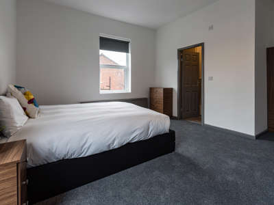 11 Bed Professional HMO, 5 Ensuite Rooms & 3 Communal bathrooms image