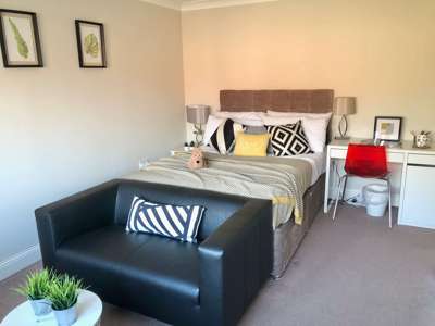 Deardon Way image