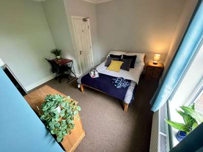 6 Bed House Located In The Desirable Location Of The West End  image