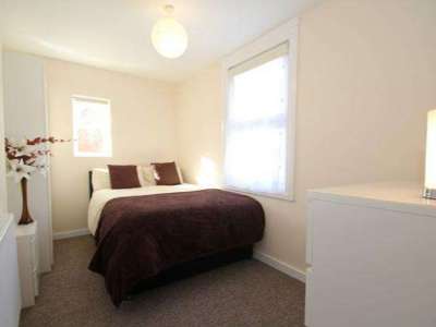 5 Bed HMO Opposite Farnborough Station image