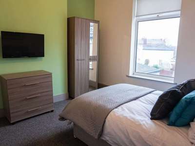 Comfortable Double Room with All Bills Included – Ideal for Professionals | Grimsby Town Centre image