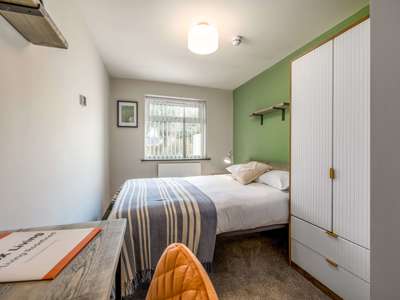 OX Living is proud to present this high-quality 8-bedroom co-living property, perfect for working professionals looking for stylish, stress-free living. image