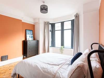 Co-living house, 3 minute stroll to UHW  image