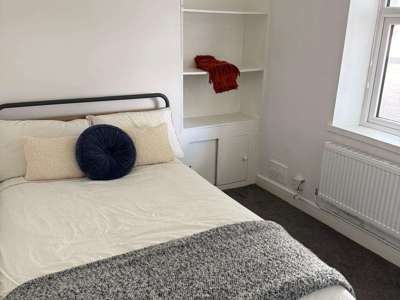 Stylish Rooms in a Newly Refreshed 4-Bed Professional House Share – Cardiff image