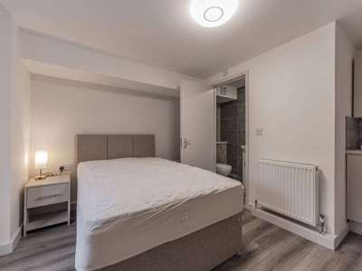 ✨ Brand New Ensuite+Kitchenette | 10min to Mcr 🚆 image