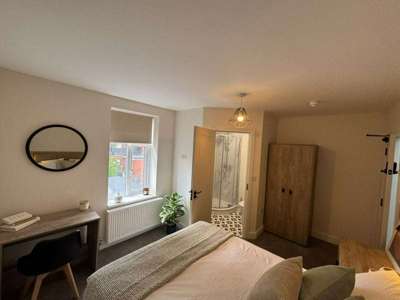 🚋 Ensuites Near Bury Tram | Bills Included image