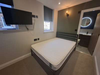 Stunning and central house share image