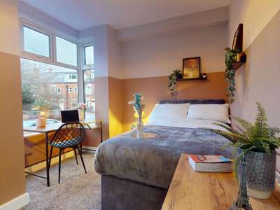 Luxury refurbished all female student houseshare image