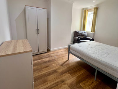 Friendly Shared Home for 5 Young Professionals image