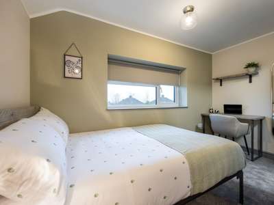 OX Living is proud to present this high-quality 7-bedroom co-living property, perfect for working professionals looking for stylish, stress-free living. image