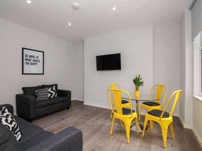 1 Double En Suite Room Available In L7! image