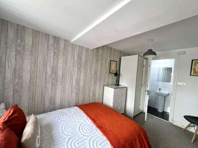 OX Living is proud to present this high-quality 6-bedroom co-living property, perfect for working professionals looking for stylish, stress-free living. image