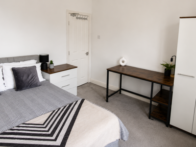 🏡 4-Bed House Share | Garden & Parking | Sheffield image