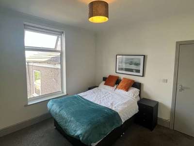 Comfortable Double Room with All Bills Included – Ideal for Professionals | Grimsby Town Centre image