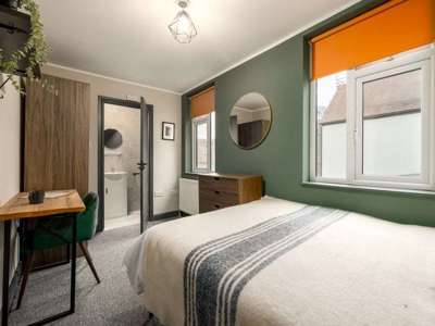 Brand New En-Suite In Bicester! 🏡 Bills Inc! image