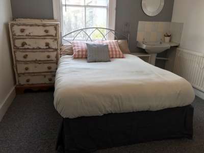 A great 4 bedroom shared flat in a superb location right by Clapham Common image