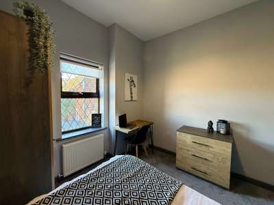 Spacious 5-Bedroom – Located near the hospital- Foxhall Road  image
