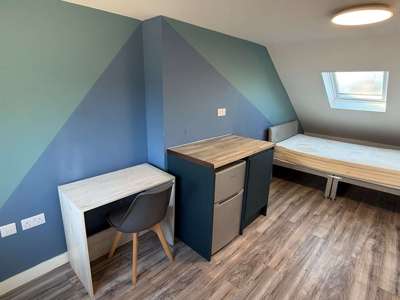 Stunning Room with Private En-Suite – Just 5 Minutes from Watford General Hospital! image
