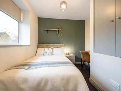 OX Living is proud to present this high-quality 9-bedroom co-living property, perfect for working professionals looking for stylish, stress-free living. image