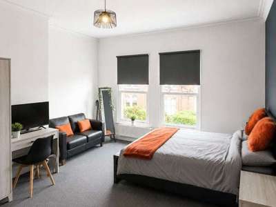 1 Double En Suite Room Available In L17! image