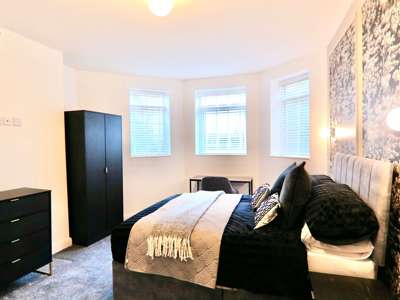 🏡 9-Bed Luxury House Share | 3 Kitchens | Parking | Wakefield image