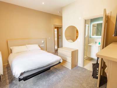 Beautiful En-suite Room - Connaught Avenue, Plymouth image