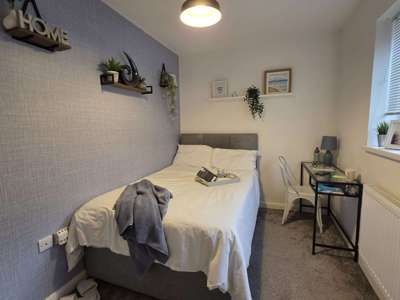 FABULOUS SHARED HOUSE FOR PROFESSIONALS ON POPULAR RESIDENTIAL ESTATE image