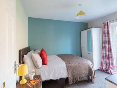 A fully refurbished and fully equiped house close to GCHQ.  image