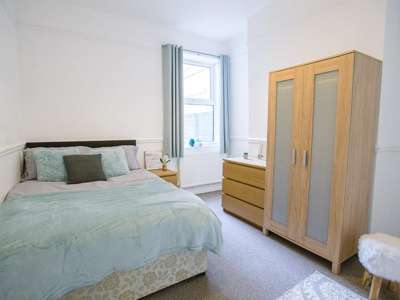 Large House - Friendly house share image