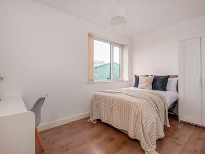 Cosi Home in City Centre!  image