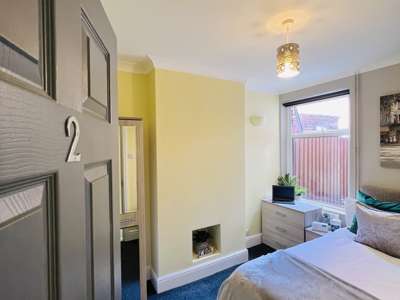 Charming 5-Bedroom House – Ideal for Professionals- Oxford Road  image