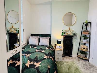 Stylish ensuite house share opposite train station image