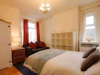 🏥 10 Min Walk to Salford Royal | 5-Bed Houseshare image