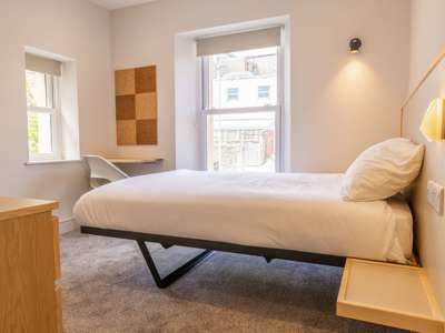 Beautiful En-suite Room - Connaught Avenue, Plymouth image