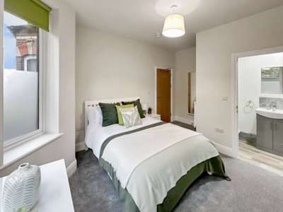 Professional HMO - room to let - bills included image