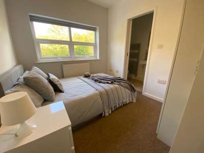 ✨This Charming Property Benefits From Beautiful High Ceilings And Large Windows Allowing Light To Flood In. Its Also Situated On One Of High Wycombe's Main Transport Links ✨ image