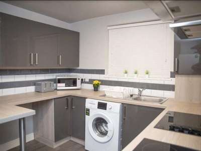 6 Bedroom all En-suite Shared House on the outskirts of the Town Centre image