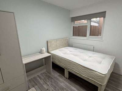 Modern Rooms with Private En-Suites – Just 5 Minutes from Watford General Hospital! image