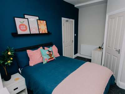 Recently Refurbished Stylish House Share - City Centre image