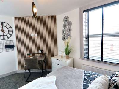 🏡 5-Bed Modern House Share | 2 Kitchens | Wakefield image