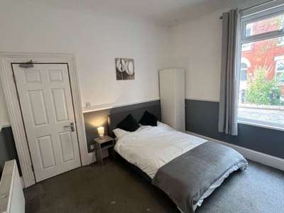 🏡 Traditional HMO Living at 74 Mayfield Street, Hull image