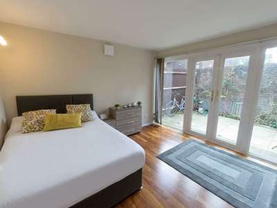 Farnham Gardens image
