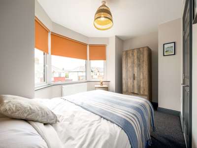 OX Living is proud to present this high-quality 8-bedroom co-living property, perfect for working professionals looking for stylish, stress-free living. image