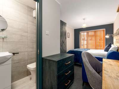 OX Living is proud to present this high-quality 6-bedroom co-living property, perfect for working professionals looking for stylish, stress-free living. image