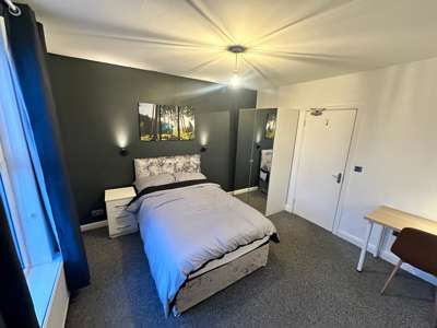 Newly Refurbed modern Home for Working Professionals  image