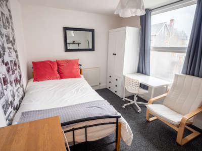 A stone's throw from the city centre - All bills included image