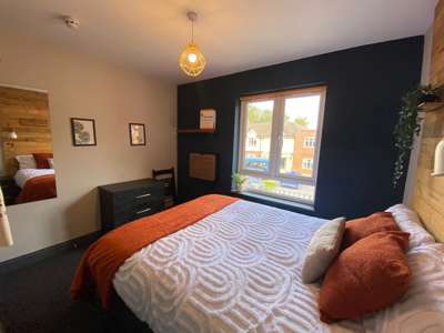 OX Living is proud to present this high-quality 6-bedroom co-living property, perfect for working professionals looking for stylish, stress-free living. image