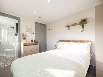 OX Living is proud to present this high-quality 7-bedroom co-living property, perfect for working professionals looking for stylish, stress-free living. image