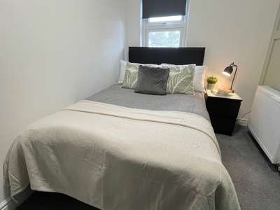 Modern Professional House Share image